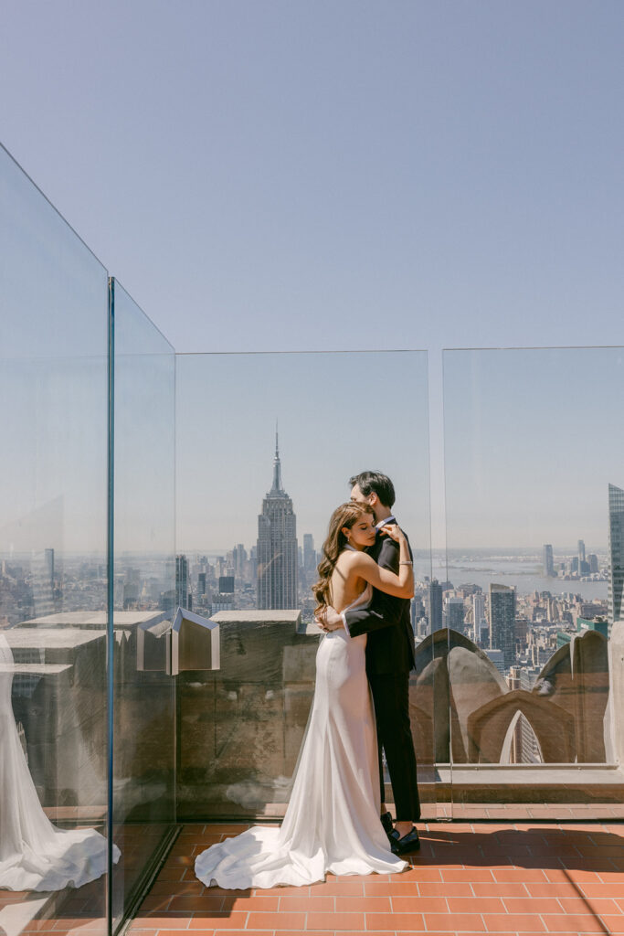 couple hugging during their photoshoot