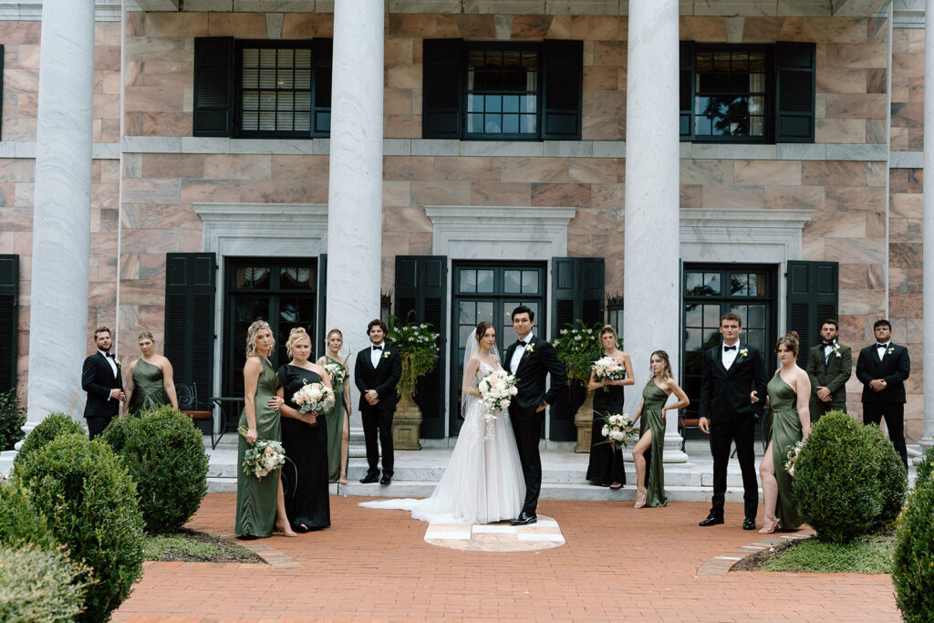 bride and groom with their bridesmaids and groomsmen 