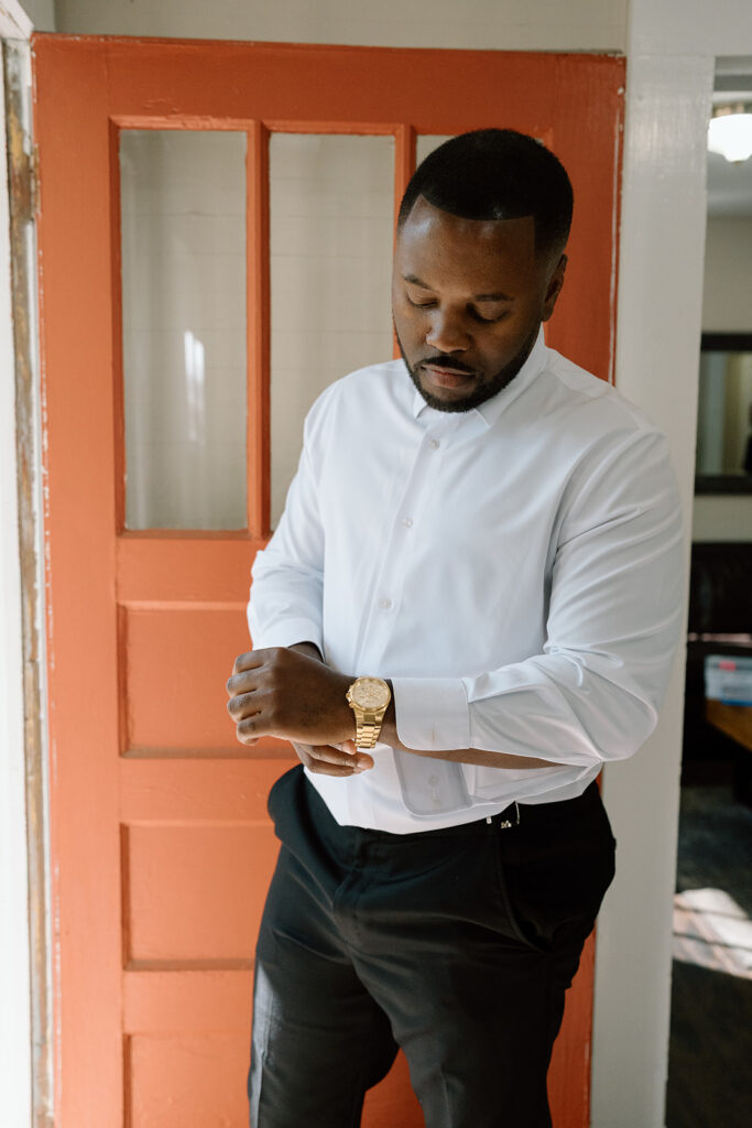 groom getting ready for his ceremony 