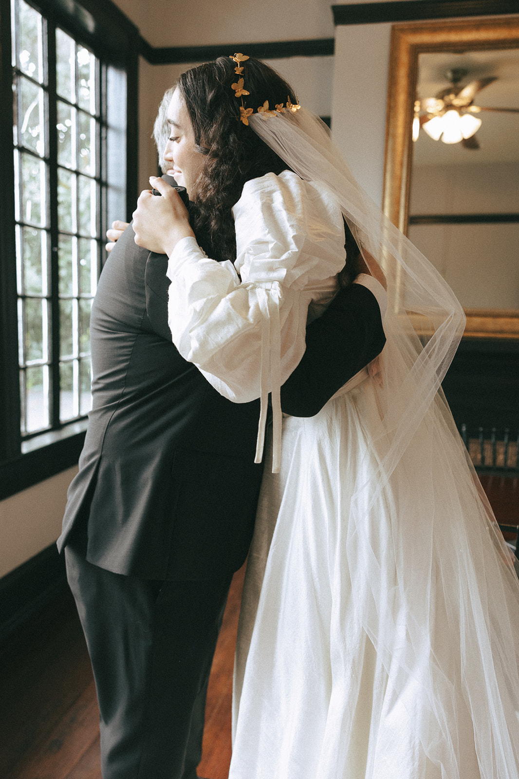 cute picture of the bride and her dad hugging