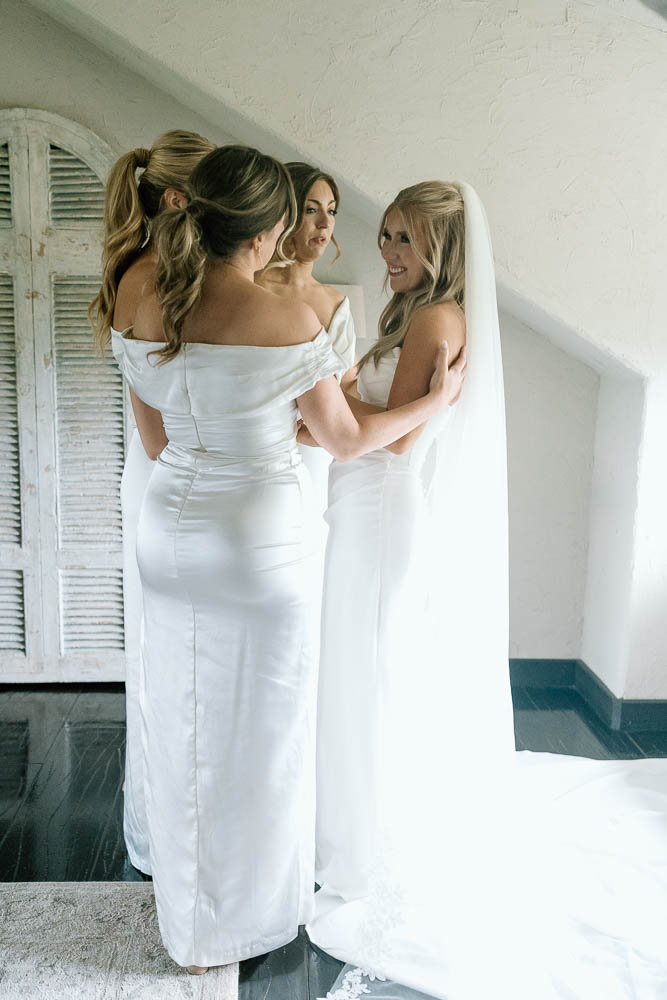 bride and her bridesmaids before heading to her modern wedding day ceremony 