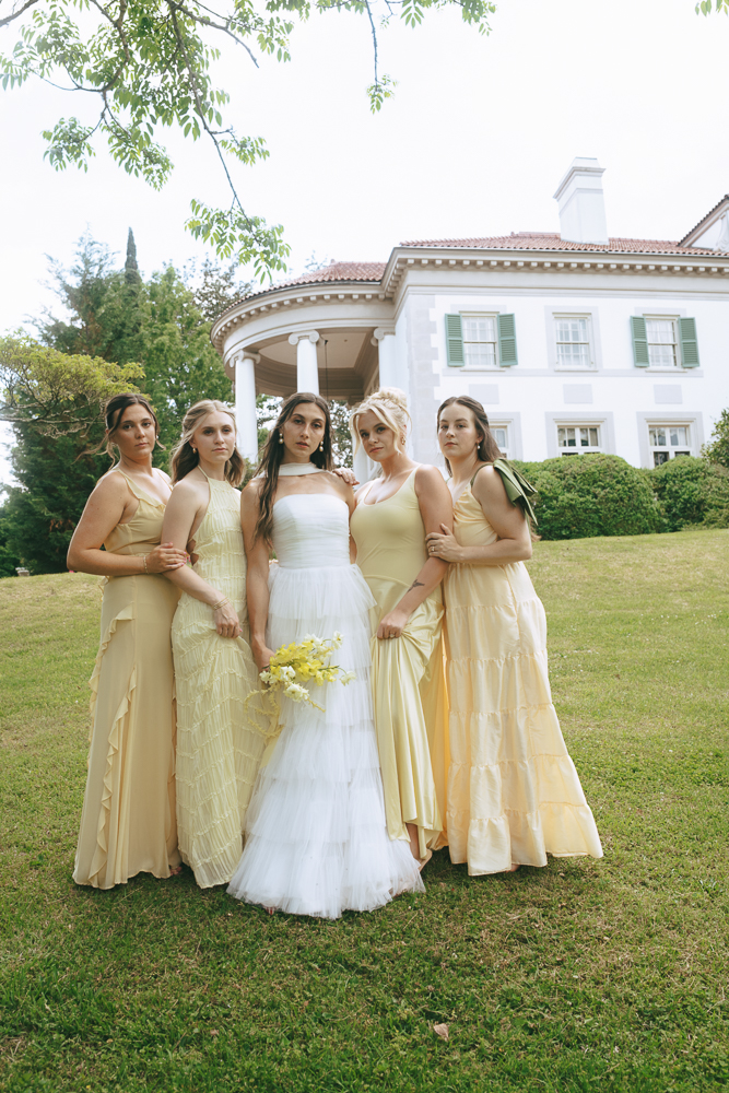 cute picture of the bride and her bridal party