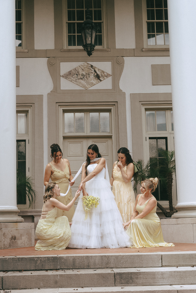 cute picture of the bride and her bridesmaids