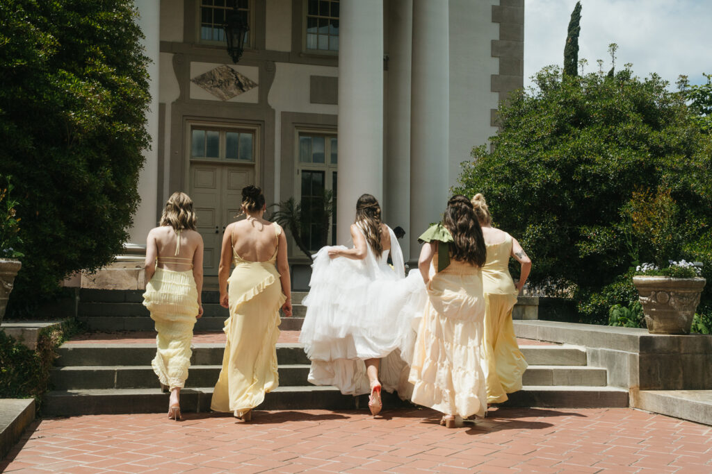 cute picture of the bride and her friends before the ceremony