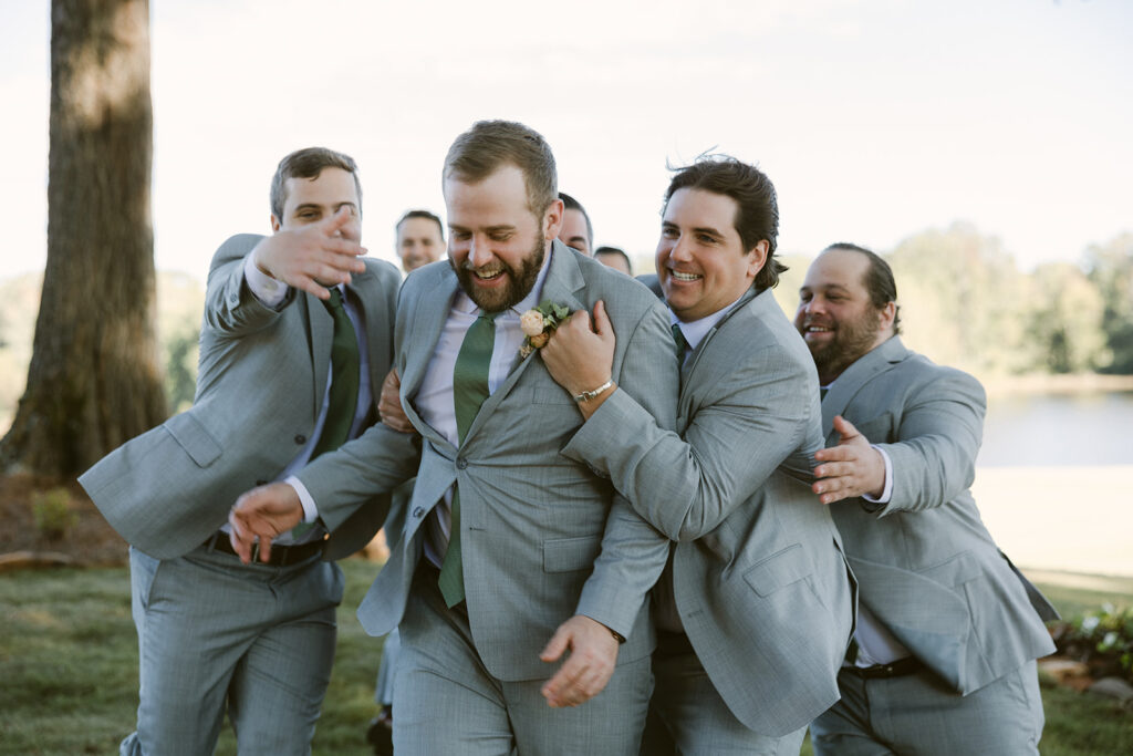 Feng picture of the groom and the groomsmen