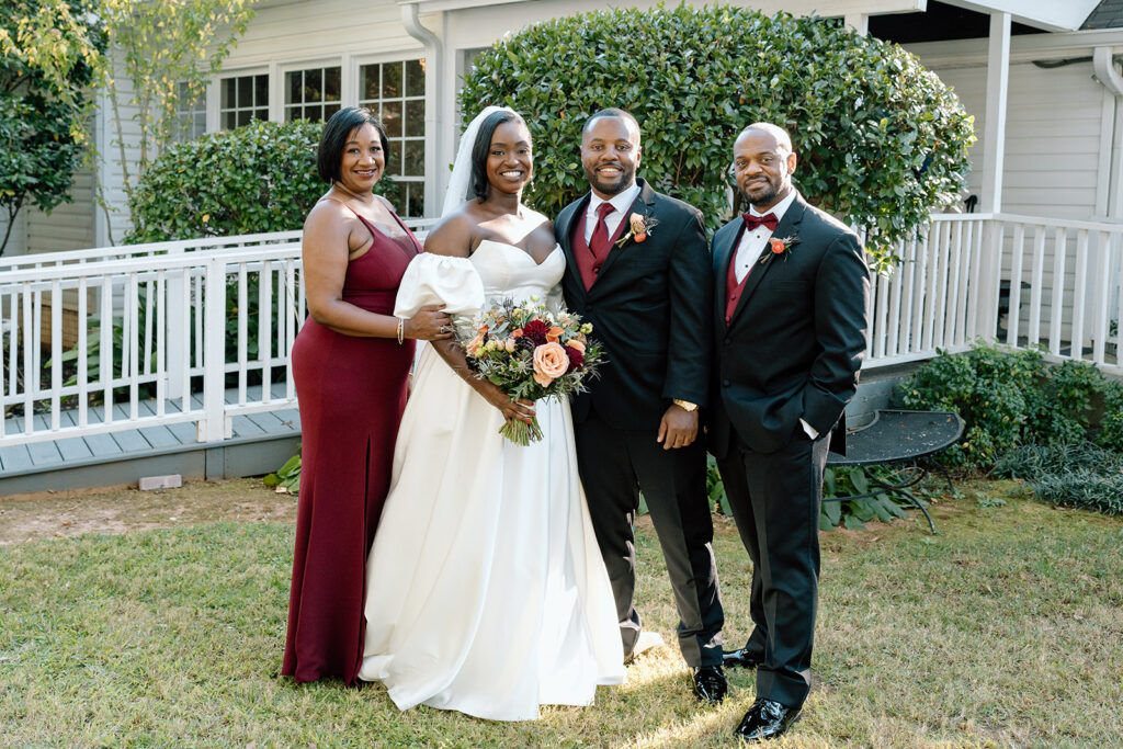 Timeless picture of the bride and groom with their bridal party