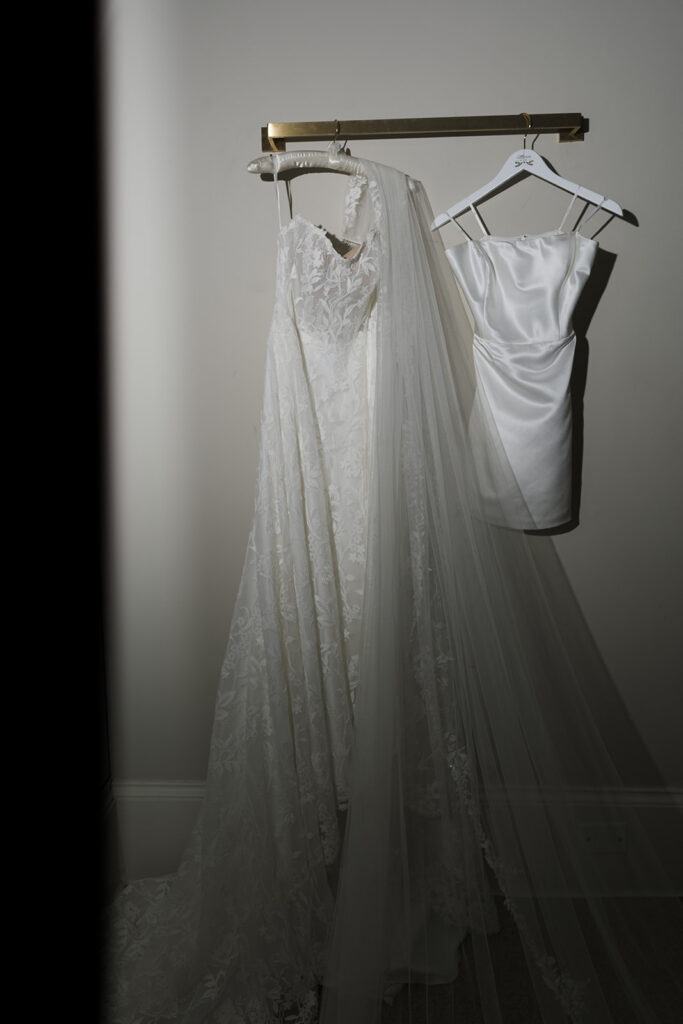 stunning picture of the wedding dress