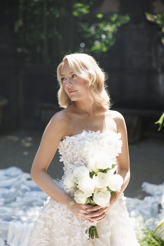 stunning picture of the bride during golden hour