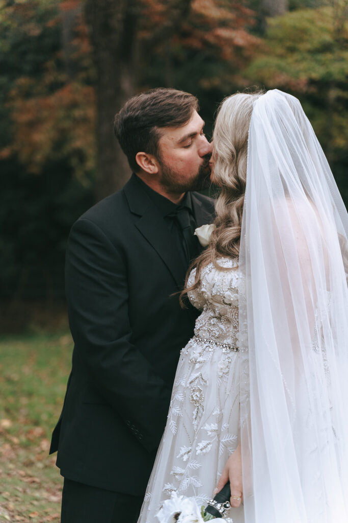 picture of the newly married couple kissing