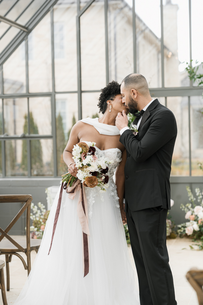 Cute picture of the bride and groom, kissing