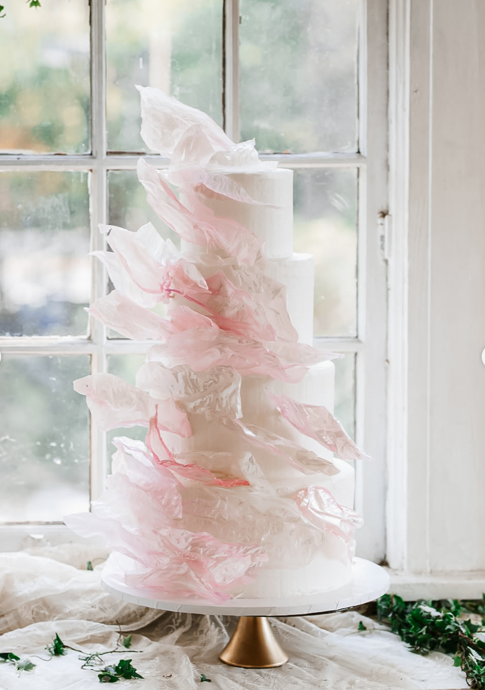 stunning picture of the wedding cake