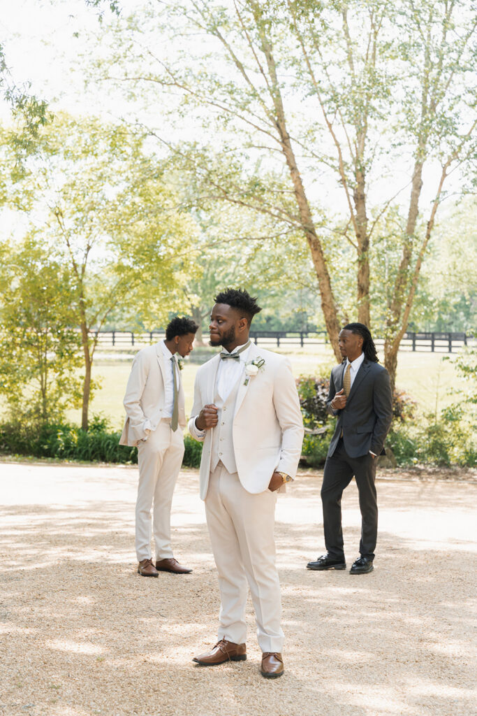 fun picture of the groom and the groomsmen