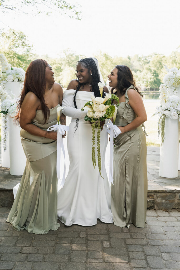 cute picture of the bride and her bridesmaids